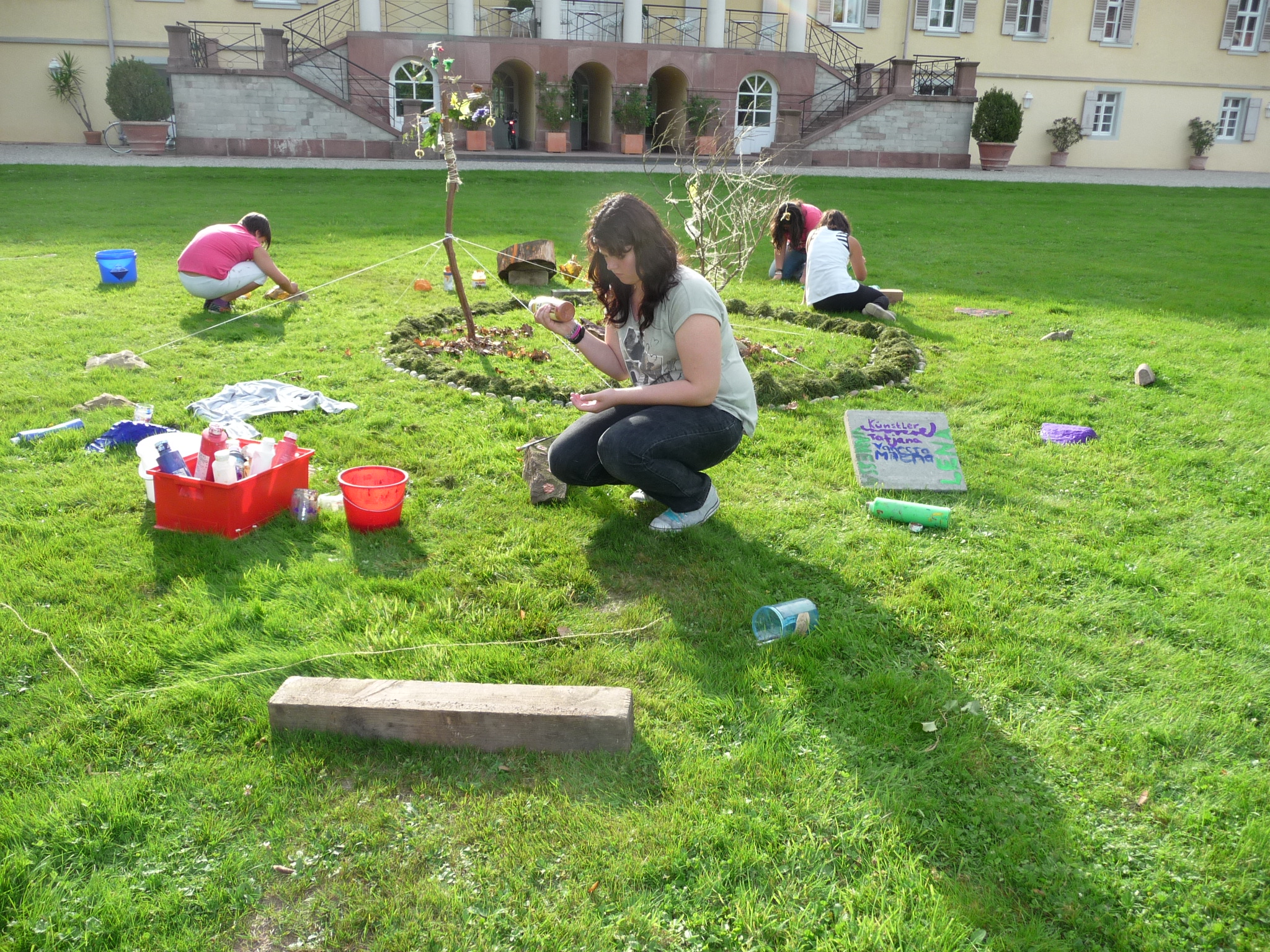 Mädchen beim LandArtProjekt